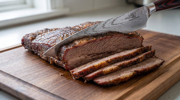 Lang kniv skærer grillet brisket mod fibrene i skiver